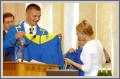 В’ячеслав Глазков вручає олімпійську форму Юлії Тимошенко